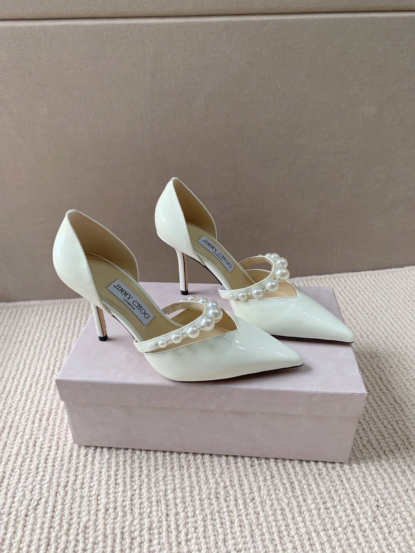 👟👟 Women's Shoes Women's Clothing 👟👟Ex-factory price 520👟👟 Women's Shoes Women's Clothing JIMMYCHOO AURELI series high heels!  Original cover last, counter quality, exquisite and eye-catching shoe shape, pointed toe with stiletto heel. Shiny ✨ single arch strap decorated with white pearls, attached to the instep, versatile fashion matching skills. ▪️Cow patent leather ▪️Pearl crystal decoration ▪️Hollow shoe body ▪️Arch strap ▪Heel height 6.5cm 8.5cm ▪️Italian leather outsole